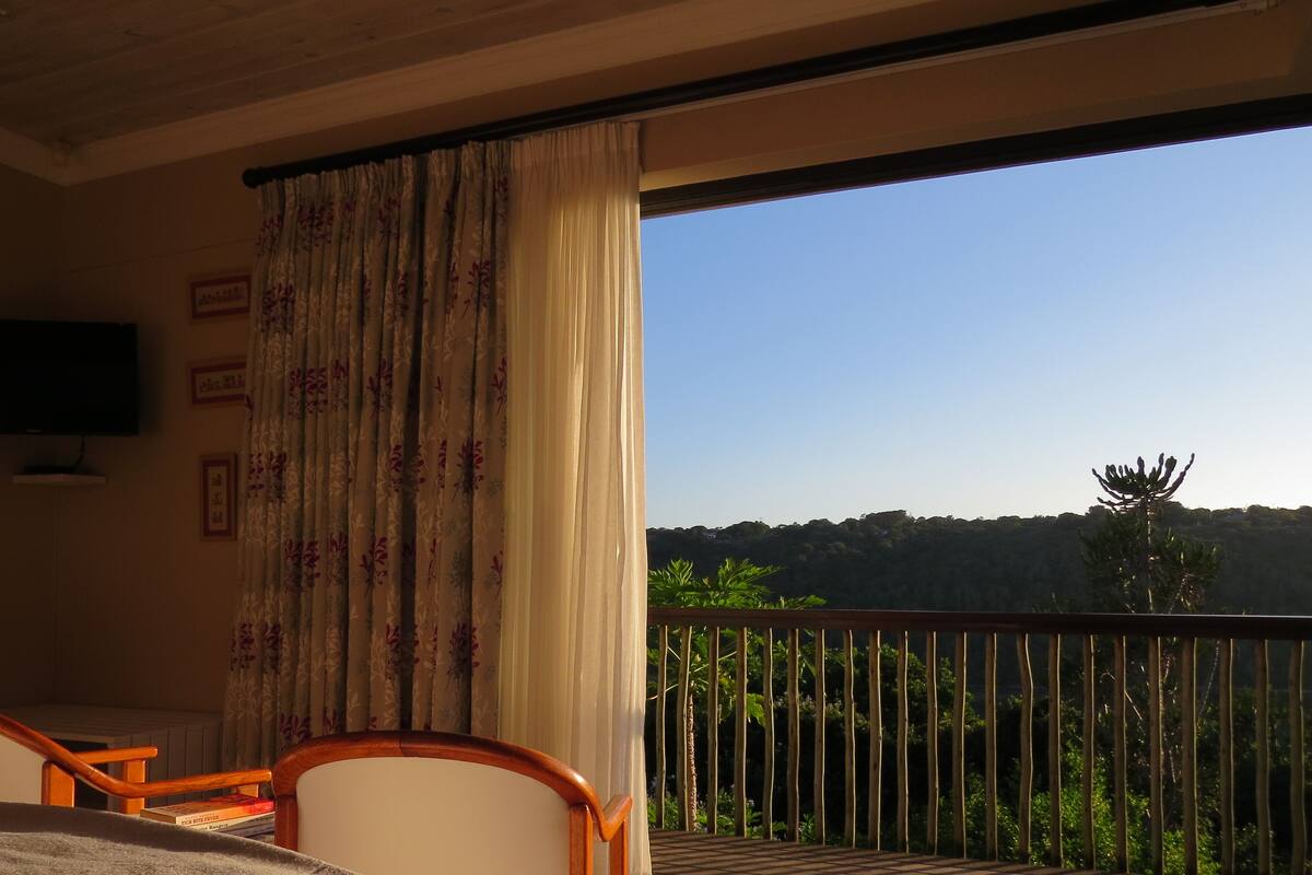 Premium bedding, minibar, free WiFi, bed sheets