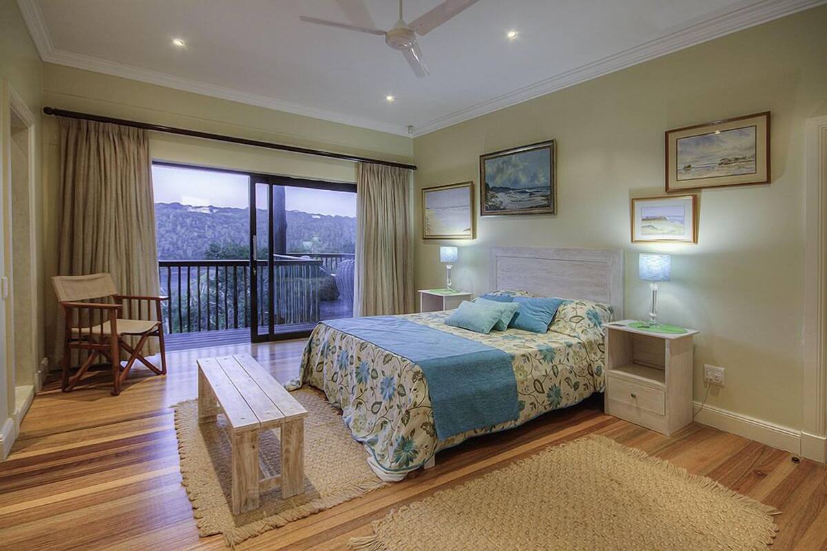 Premium bedding, minibar, free WiFi, bed sheets