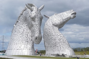 A large metallic sculpture of two horses facing each other. - Ochil Cottage In Bannockburn, Close to Stirling (Stirling)