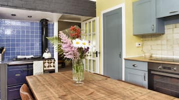 Cottage | Private kitchen | Fridge, microwave, oven, stovetop