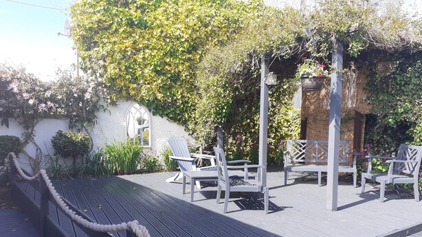 A wooden deck with white chairs and a rope barrier. - Ochil Cottage In Bannockburn, Close to Stirling (Stirling)