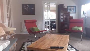 Cottage | Living room | 30-inch TV with digital channels