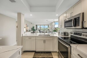 Fridge, microwave, oven, dishwasher - Gulf Cove - Vanderbilt Beach - Bayside (Naples)