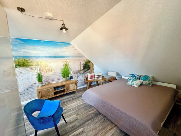 4 bedrooms, iron/ironing board, free WiFi, bed sheets - 250 m to the beach - child-friendly house with garden - dogs very welcome (Schönberg)