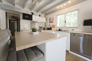 Fridge, microwave, oven, dishwasher - Villa with pool for 8 (Saint-Jean-de-Monts)