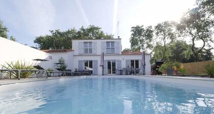 Villa with pool for 8