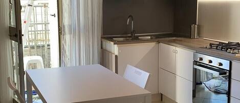 オーブン、コーヒー / ティーメーカー、調理器具と食器