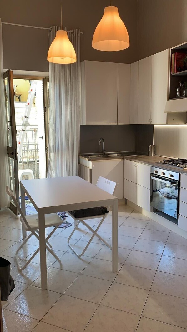 Oven, coffee/tea maker, cookware/dishes/utensils