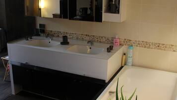 Chambre tout confort 2 à 3 personnes | Salle de bain | Douche, sèche-cheveux, serviettes fournies, papier toilette