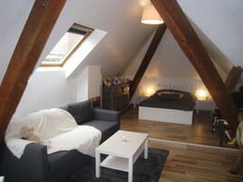 Junior Studio Suite | Individually decorated, individually furnished, free WiFi, bed sheets