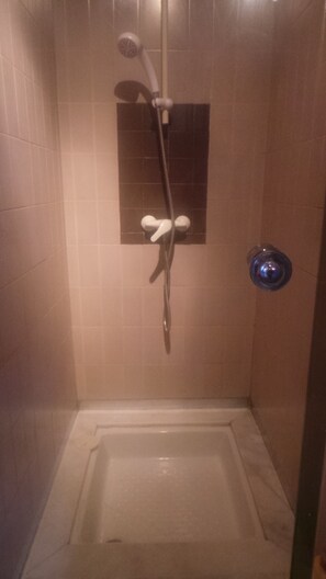 Chambre single bureau économique | Bathroom | Shower, hair dryer, towels, toilet paper - Chambres Privatives Chez l'Habitant (Guebwiller)