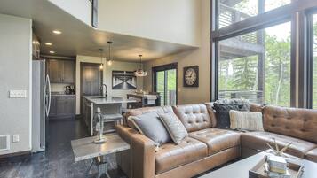 Televisión y chimenea