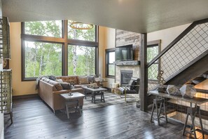 TV, fireplace