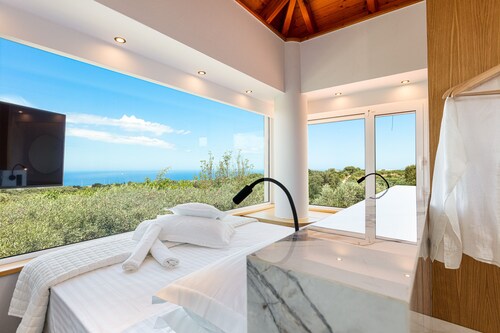 TheTree Villa, with Heated Pool & Spa Whirlpool