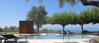 TheTree Villa, with Heated Pool & Spa Whirlpool