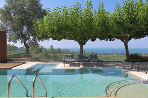 Piscine extérieure, piscine chauffée, chaises longues