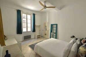 1 slaapkamer, een strijkplank/strijkijzer, gratis wifi, beddengoed