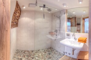 Shower, hair dryer, towels - Rauschberg, Ferienwohnung , Balkon, Küche, 4 Schlaf- und 1 Wohnzimmer, max 7 Pers, Wlan (Ruhpolding)