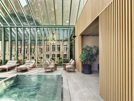 室内游泳池，07:00 至 22:00 开放，日光浴躺椅