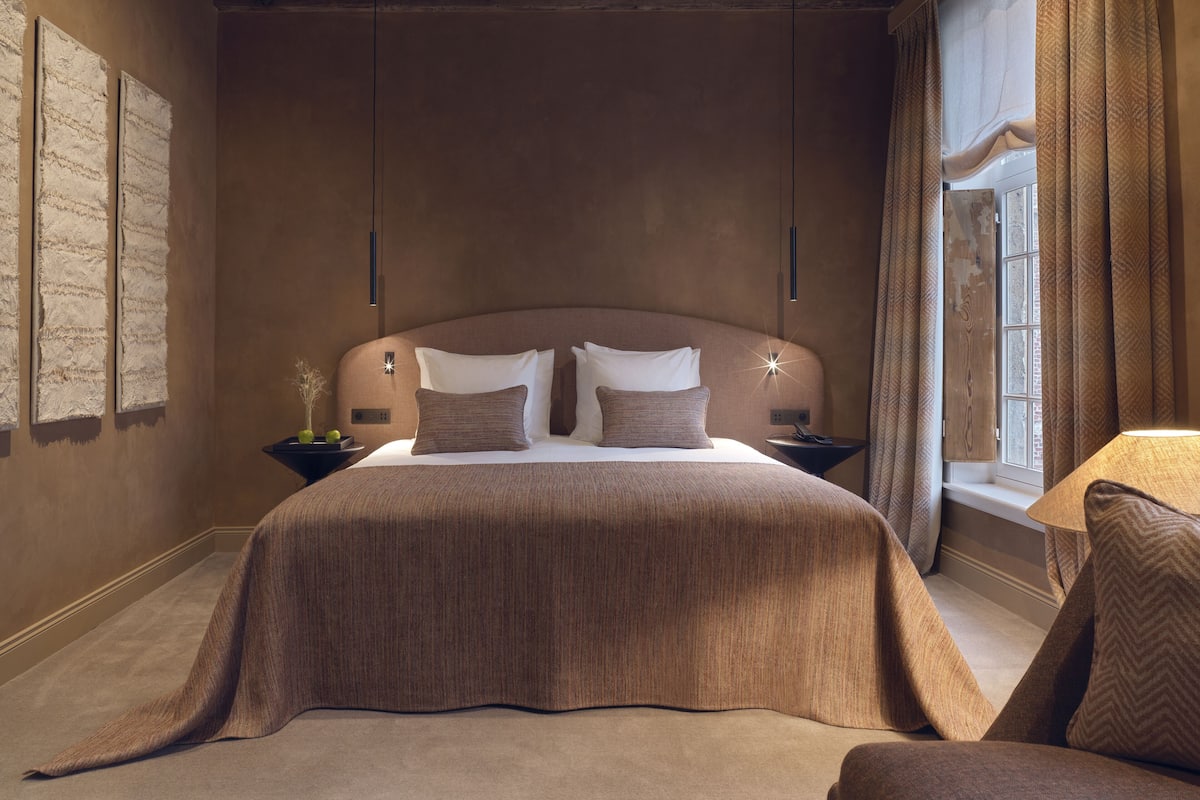 Junior Suite | 1 bedroom, premium bedding, minibar, in-room safe