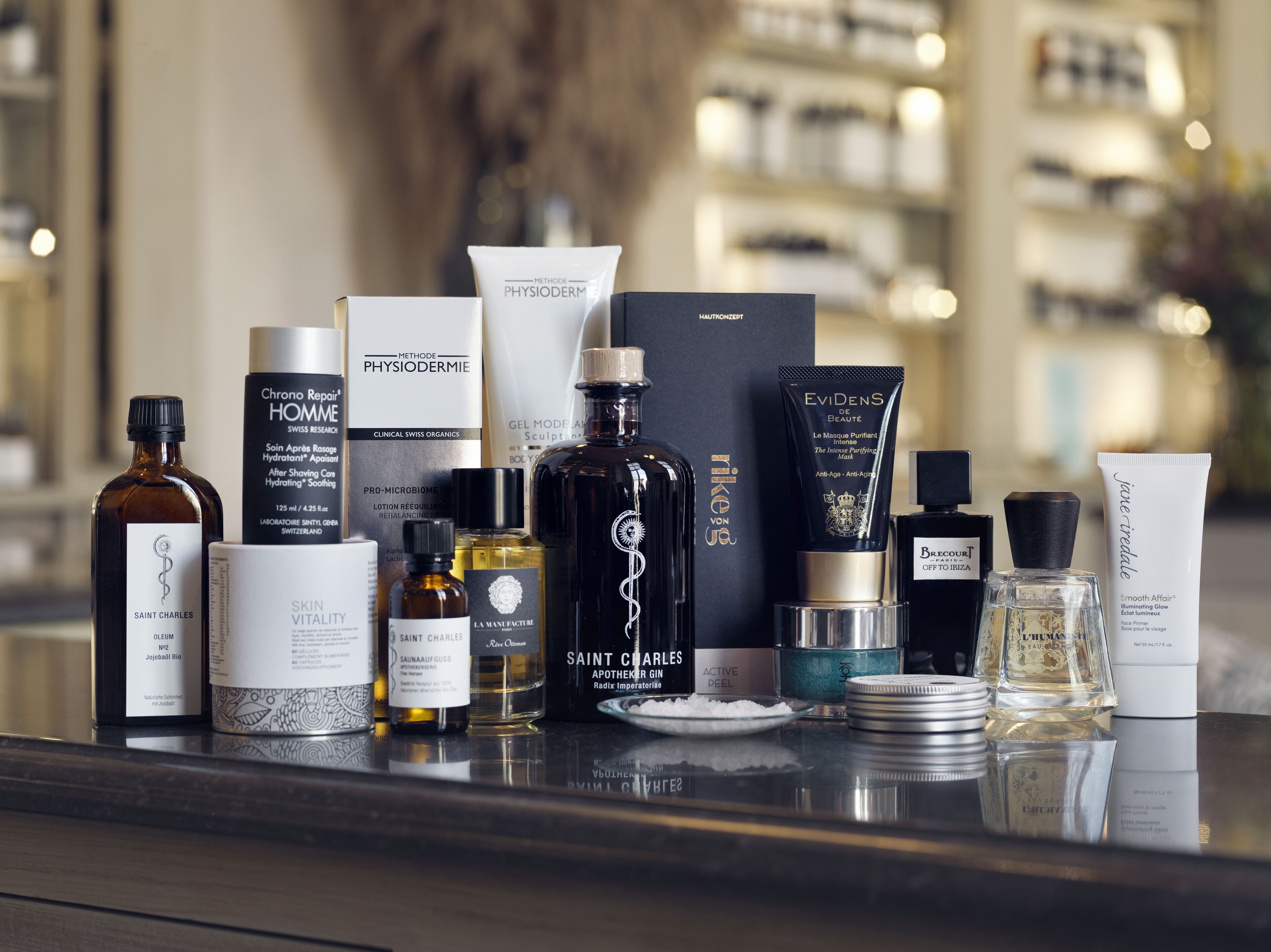 Une variété de produits de soins de la peau et de produits de beauté sont exposés sur un comptoir.