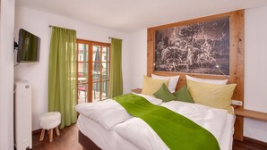 A bedroom with a bed, green curtains, a window, and a painting on the wall. - Zinnkopf, Ferienwohnung , Terrasse, Küche Extra, 3 Schlaf- und 1 Wohnzimmer, max 6 Pers, Wlan (Ruhpolding)
