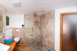 Badewanne, Haartrockner, Bidet, Handtücher
