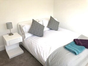 1 dormitorio, tabla de planchar con plancha, cuna de viaje y wifi