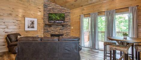 Een televisie, een open haard en een kantoor