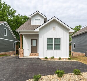 Exterior - Riverfront Cottage In Downtown Pigeon Forge!!! (Pigeon Forge)