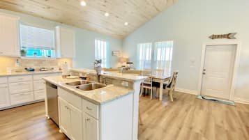 House, 3 Bedrooms | Private kitchen | Fridge, coffee/tea maker, toaster