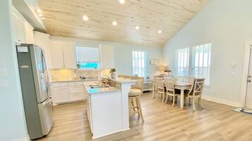 House, 3 Bedrooms | Private kitchen | Fridge, coffee/tea maker, toaster