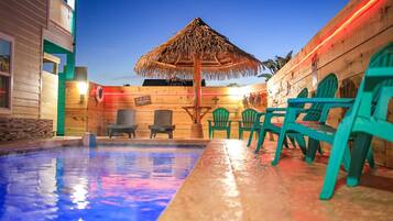 Utomhuspool och uppvärmd pool