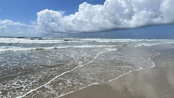 Nära stranden, solstolar och strandhanddukar