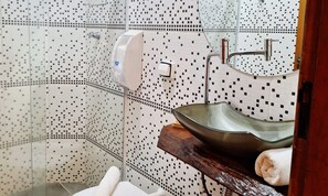 Basic-dobbeltværelse | Badeværelse | Bruser, Sæbe, Shampoo, Toiletpapir