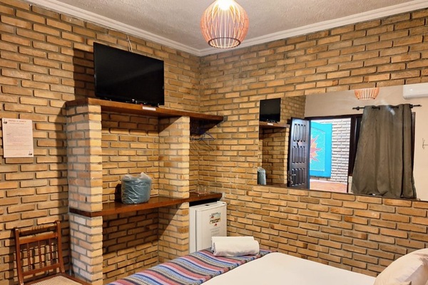 Eenvoudige tweepersoonskamer | Een minibar, een bureau, gratis wifi, beddengoed