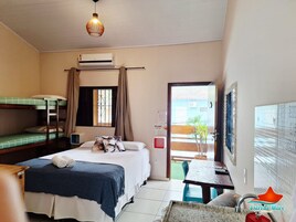 Minibar, escritorio, wifi gratis y ropa de cama 