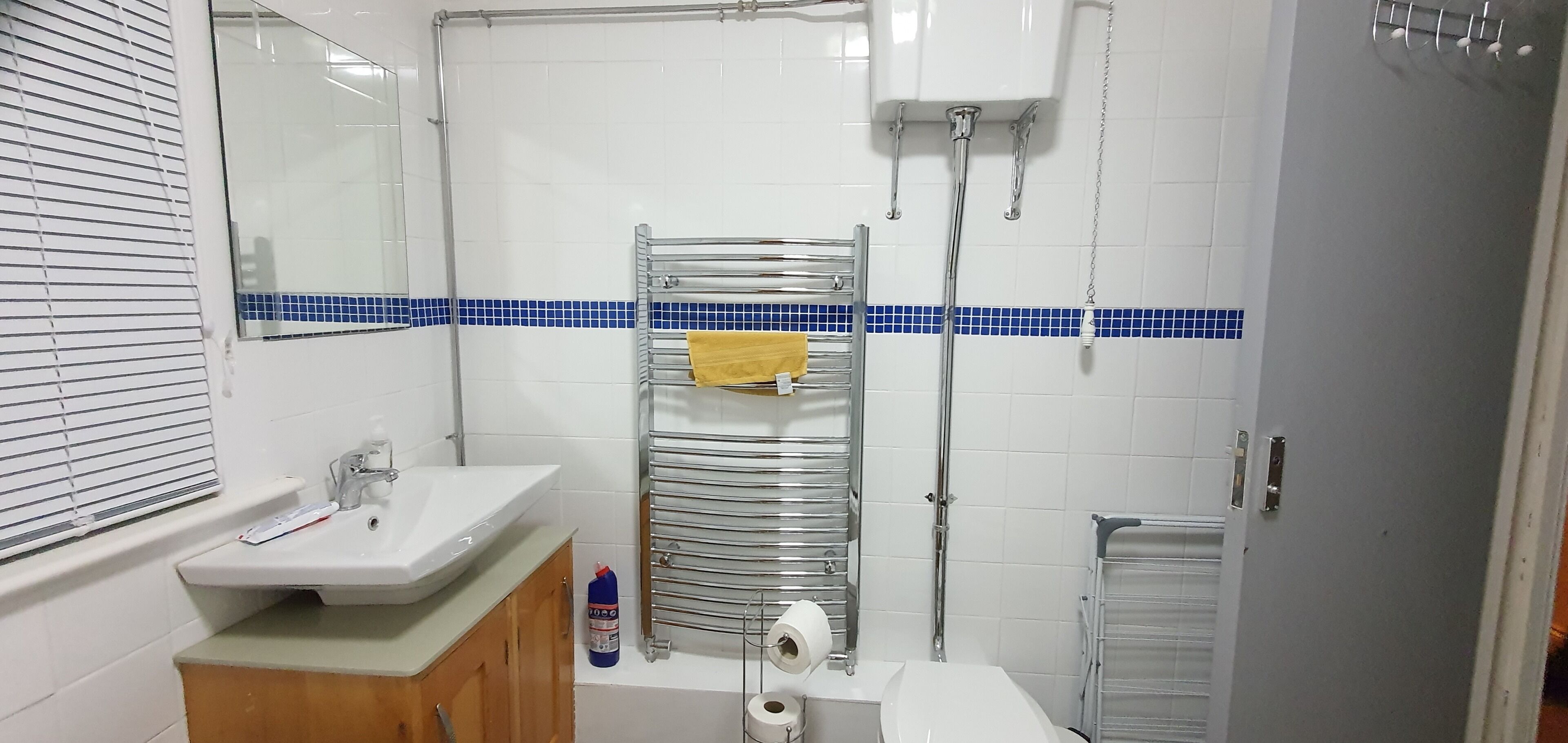 Baño con lavabo, espejo, inodoro y ducha.