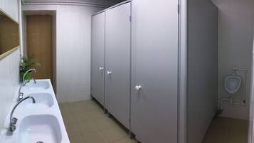 Dortoir Partagé, dortoir mixte (1 bed in Dorm) | Salle de bain | Douche, serviettes fournies, savon