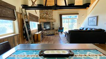 智能电视、壁炉、桌上足球