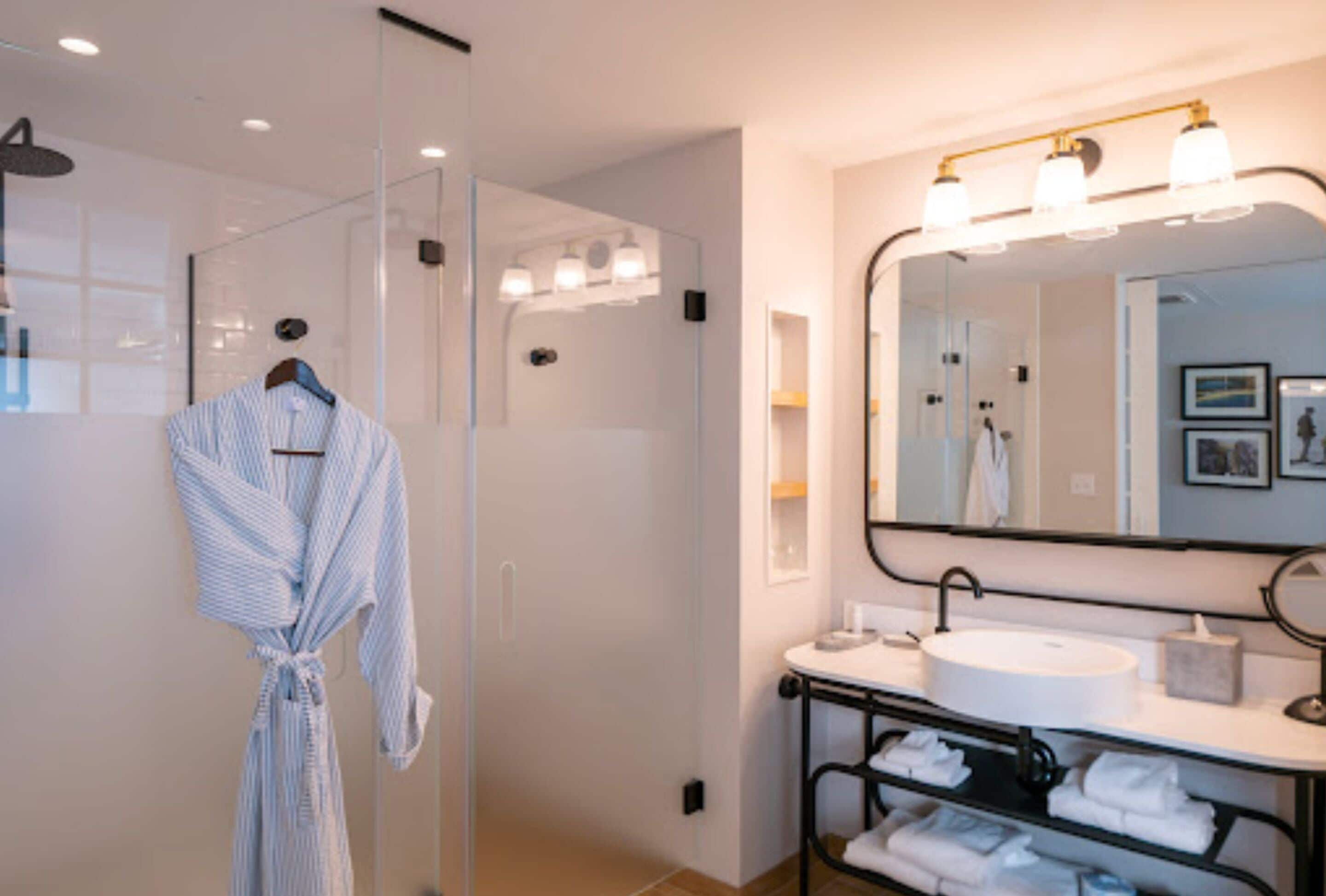 penthouse, 1 king bed, city view, corner | bathroom | shower, hair dryer, towels