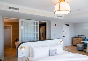 Habitación, 1 cama King size, en esquina | Ropa de cama hipoalergénica y artículos del minibar gratis 