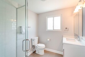 وحدات دش مع أحواض استحمام، مجففات شعر، مناشف