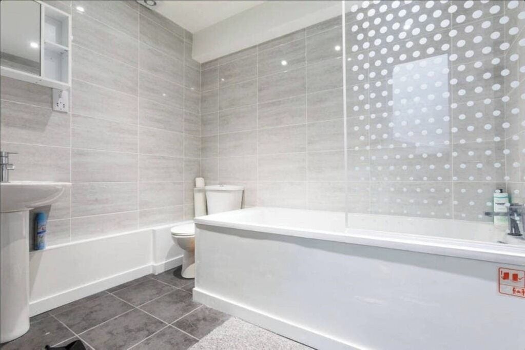 Combined shower/bathtub, hair dryer, towels, soap