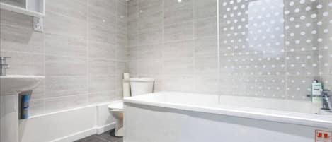 Ensemble baignoire-douche, séchoir à cheveux, serviettes fournies, savon