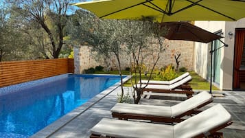 Utendørsbasseng og et oppvarmet basseng