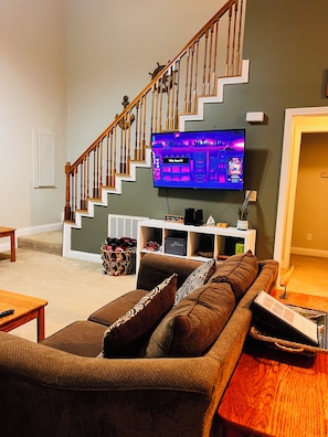 Smart-TV, Kamin, Tischfußball, Bücher