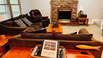 Smart-TV, Kamin, Tischfußball, Bücher