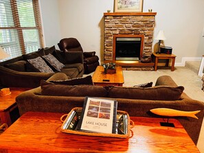 Älytelevisio, takka, pöytäjalkapallopöytä, kirjoja