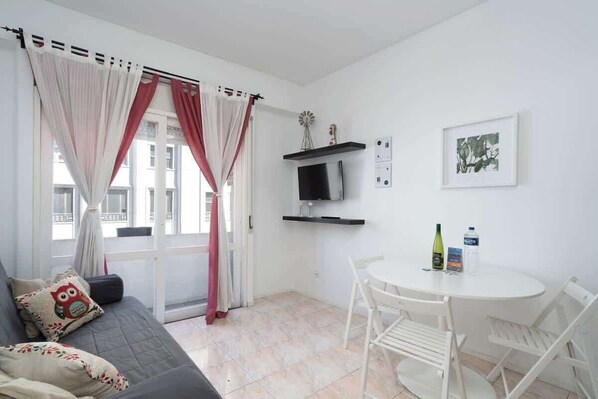 TV - Bright Flat Bolhão City Center by HostWise (Porto)
